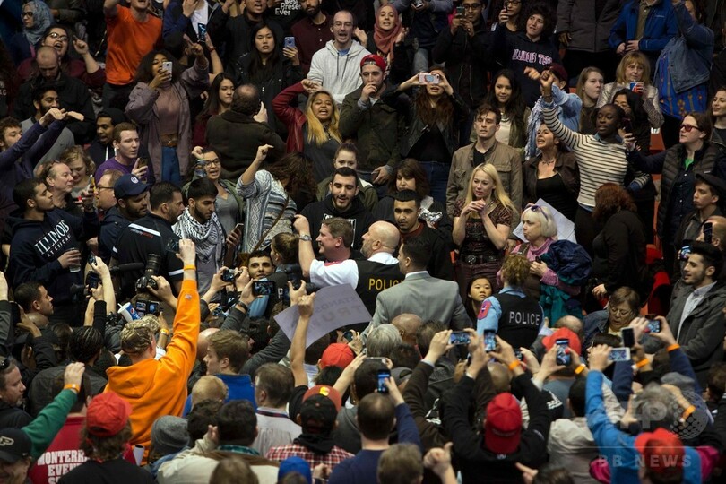 トランプ氏の選挙集会で小競り合い、集会は延期に 米シカゴ