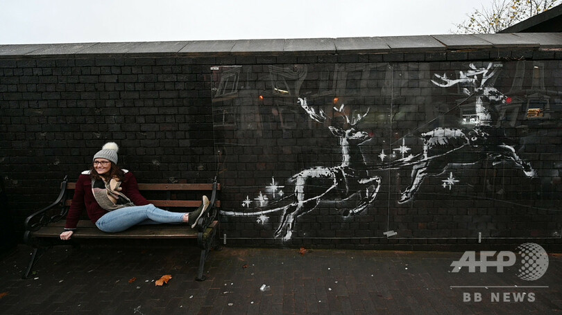 バンクシー新作はベンチを引くトナカイ 街をにぎわす 英