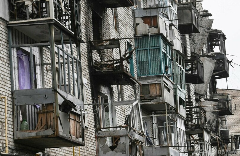 ロシアから奪還の東部イジュームで「集団墓地」発見 ウクライナ大統領