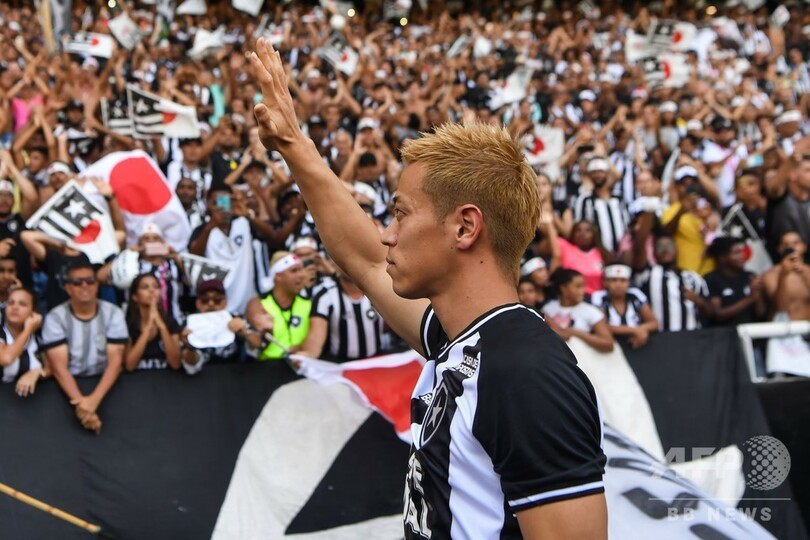 本田圭佑、ボタフォゴ入団発表会で本拠地に登場