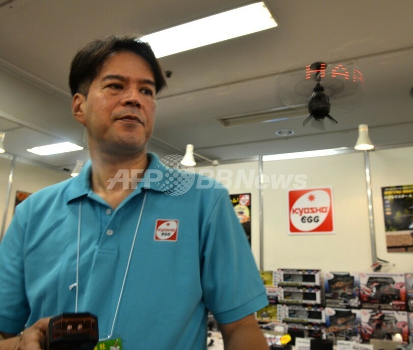 ヘリコプター式電光掲示板？「ネオンメッセンジャー」