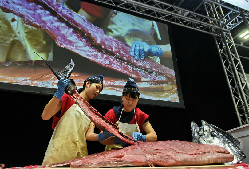 マグロ解体ショーで和食アピール、シンガポールで｢Oishii Japan｣ 開幕