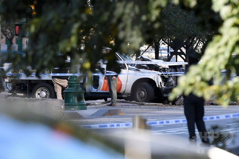 ニューヨークでトラック突入、8人死亡 市長「卑劣なテロ」