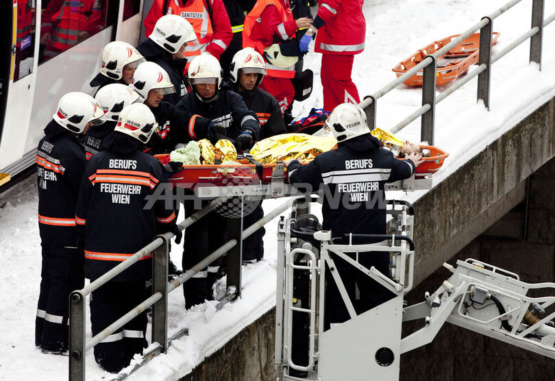 ウィーンで列車同士が正面衝突、数十人負傷