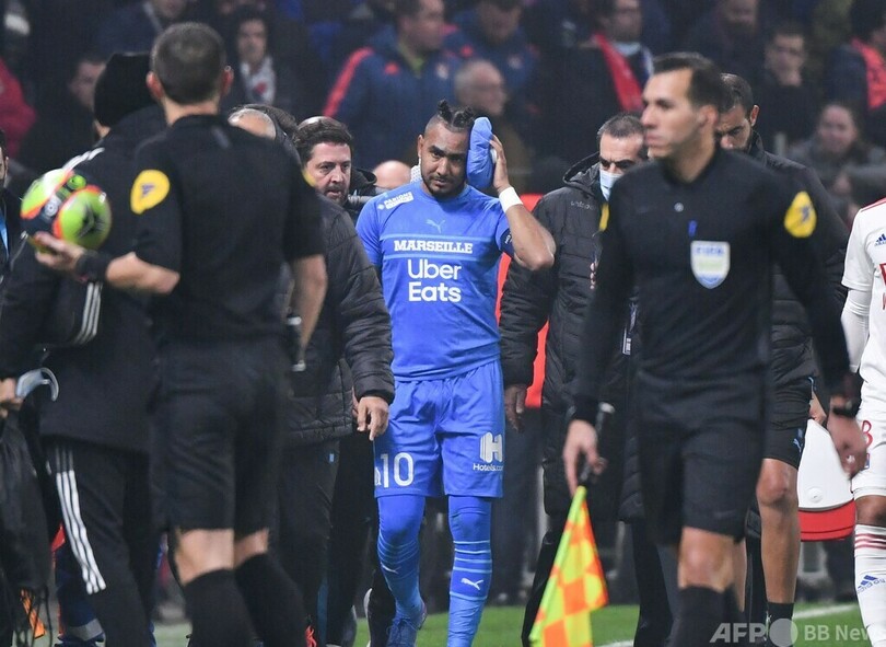 ファンのボトルがパイェの頭直撃、リヨン対マルセイユ戦中止に