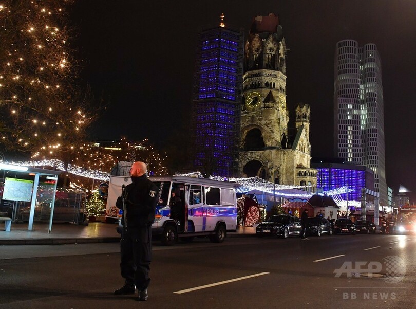 ベルリンXマス市にトラック突入、12人死亡48人負傷 テロの可能性