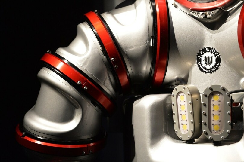 水深305mまで可能、最先端の潜水服「エクソスーツ」