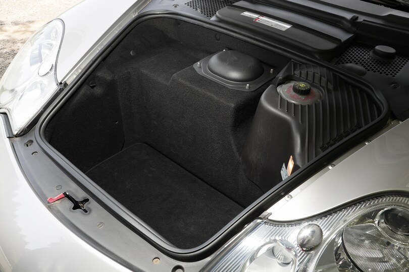 荷室容量は後輪駆動モデルより30ℓ少ない100ℓとなる。