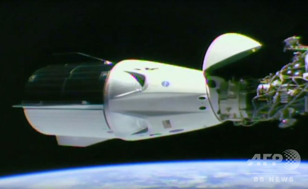 スペースxの宇宙船 ドラゴン Issドッキングに成功 Nasa 写真5枚 国際ニュース Afpbb News