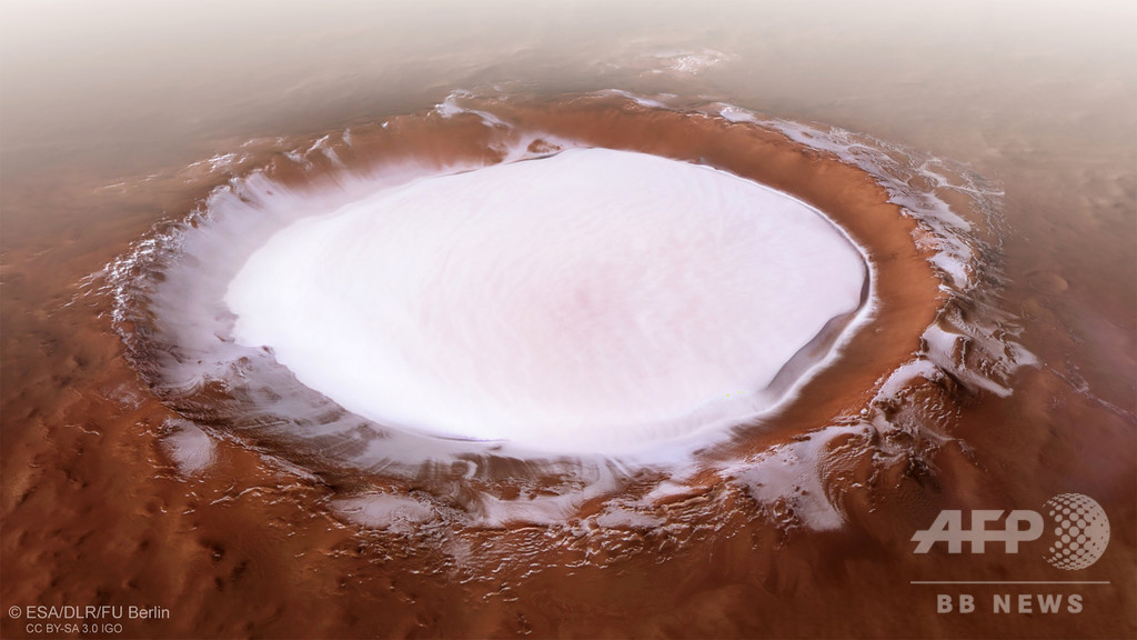 火星の「スケートリンク」、1.8キロ厚の氷積もったクレーター 火星の「スケートリンク」、1.8キロ厚の氷積もったクレーター