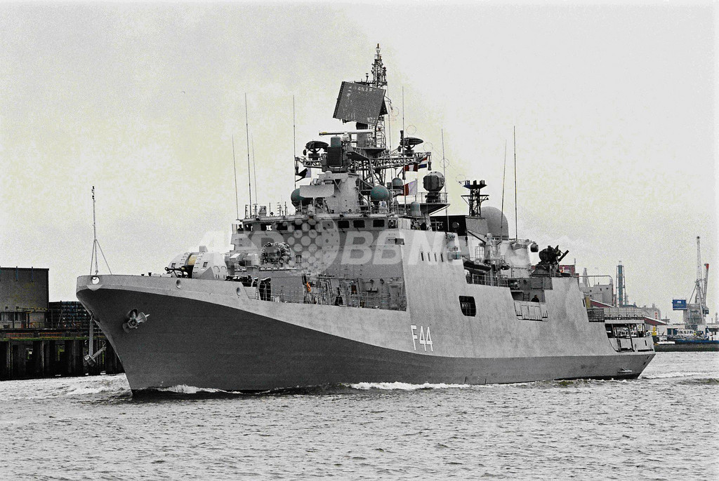 インド海軍、アデン湾で海賊「母船」を撃沈 インド海軍、アデン湾で海賊「母船」を撃沈