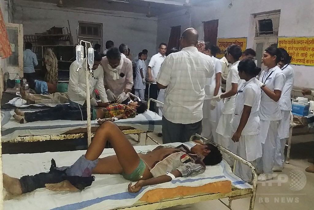 結婚式向かう客乗せたトラックが橋から転落、21人死亡 インド 結婚式向かう客乗せたトラックが橋から転落、21人死亡 インド