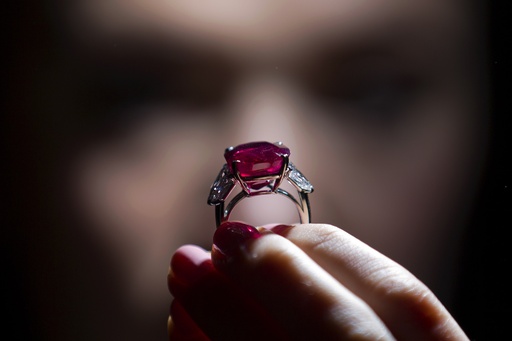 最高品質のルビーの指輪、36億円超で落札 史上最高額 写真8枚