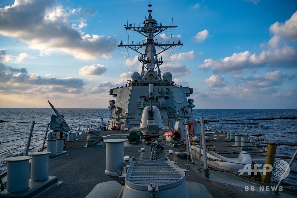 米軍艦、南シナ海を航行 領有権の主張強める中国をけん制 米軍艦、南シナ海を航行 領有権の主張強める中国をけん制