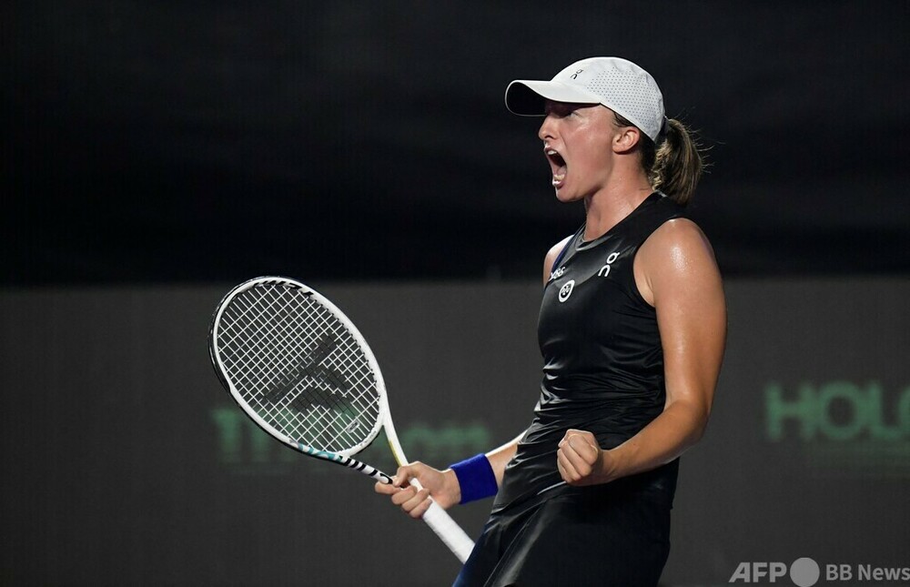 シフィオンテクがサバレンカ破る WTAファイナルズ決勝進出 写真8枚