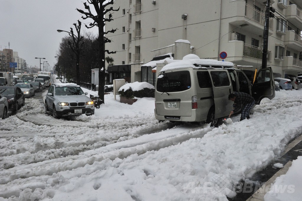関東甲信地方などで大雪、車の立ち往生相次ぐ