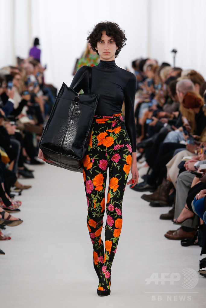 「バレンシアガ」17年春夏