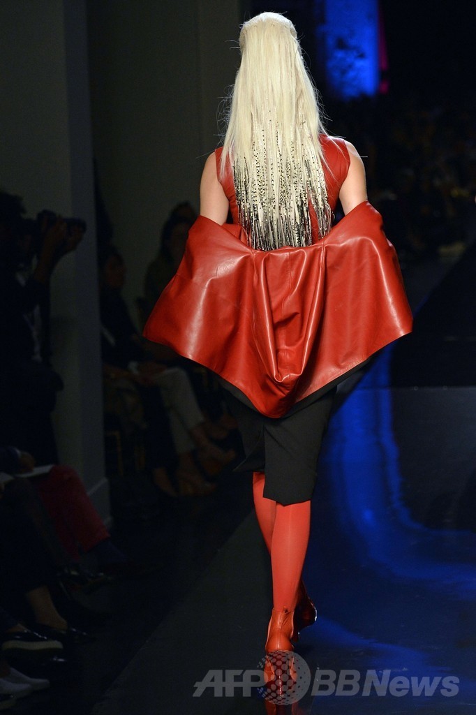 「ひげ面の女装歌手」も登場、J.P.ゴルチエ14/15年秋冬オートクチュール