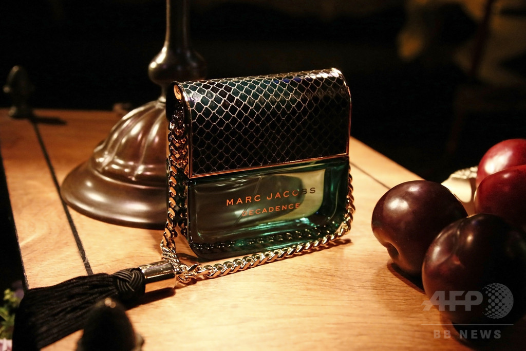 「マーク ジェイコブス」新作フレグランス発表へ