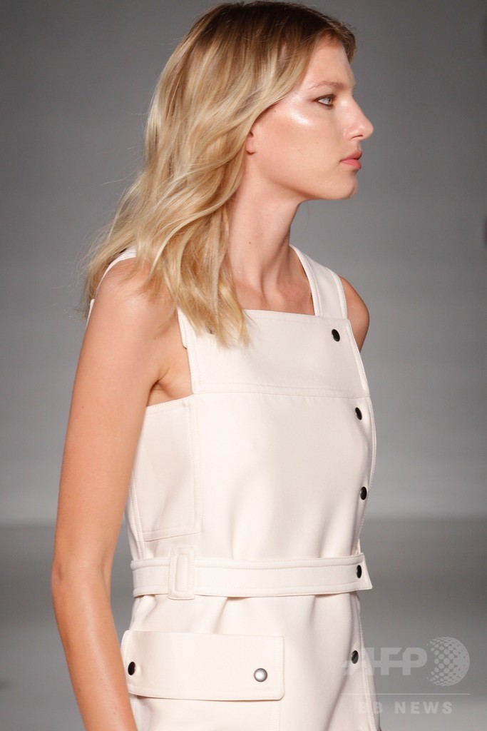 膝下丈のスカートでエレガントに、「ジル・スチュアート」15年春夏