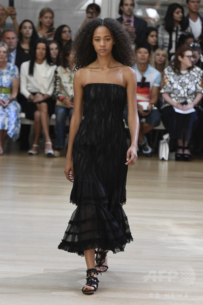 「オスカー・デ・ラ・レンタ」17年春夏