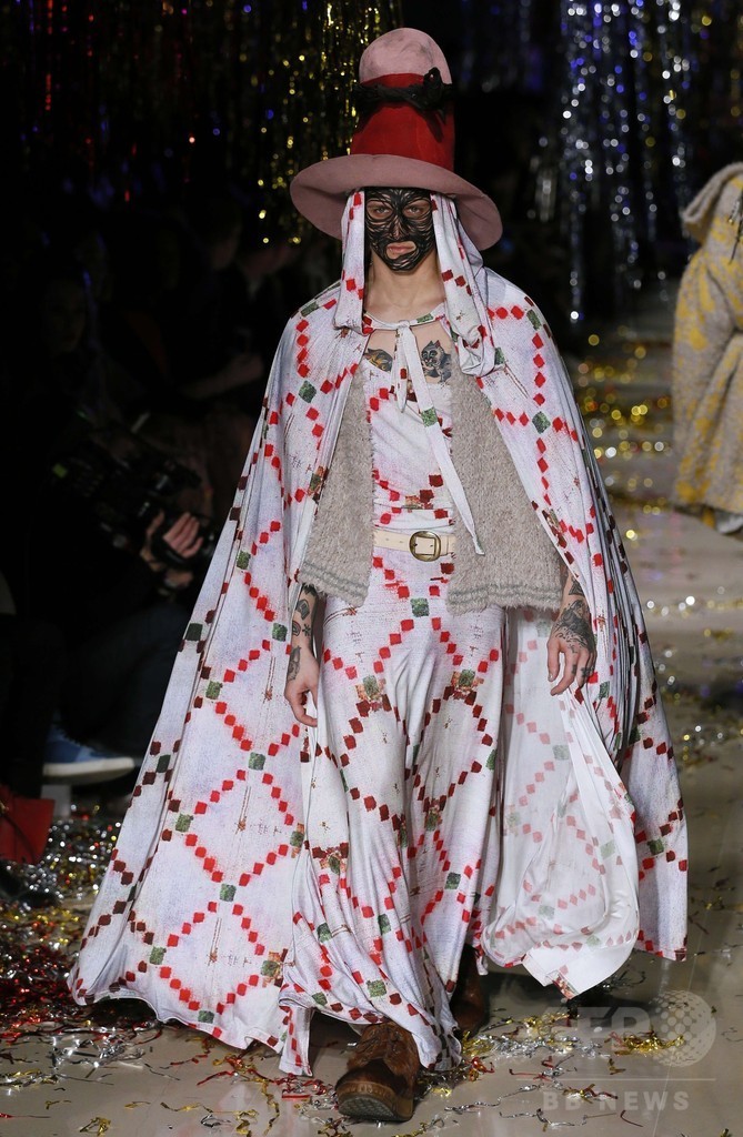 「ユニセックス」にまとう服、「ヴィヴィアン・ウエストウッド ゴールドレーベル」15/16秋冬