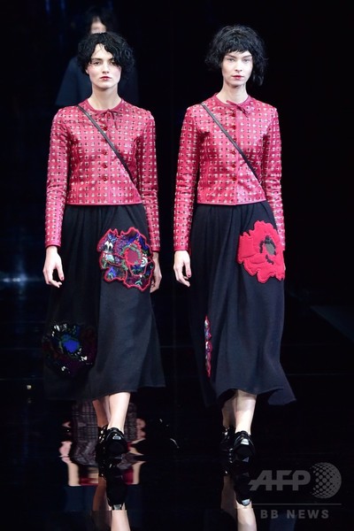 パープル、ブラック、レッドを多様に組み合わせて、「エンポリオ アルマーニ」15/16秋冬