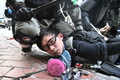 香港で警察に取り押さえられたデモ参加者（2019年10月1日撮影）。(c)Anthony WALLACE / AFP