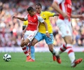 14-15イングランド・プレミアリーグ第1節、アーセナル（Arsenal）対クリスタルパレス（Crystal Palace）。クリスタルパレスのマルアン・シャマフ（Marouane Chamakh）とボールを競るアーセナルのアレクシス・サンチェス（Alexis Sanchez、2014年8月16日撮影）。(c)AFP/CARL COURT