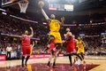 14-15NBAプレーオフ・イースタンカンファレンス準決勝（7回戦制）、クリーブランド・キャバリアーズ対シカゴ・ブルズ。シカゴ・ブルズのデリック・ローズ（左）とタージ・ギブソン（右）をかわして得点を狙うクリーブランド・キャバリアーズのレブロン・ジェームズ（2015年5月6日撮影）。(c)AFP/Getty Images/Jason Miller