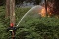 フランス南西部で起きた山火事で消火活動に当たる消防隊員（2022年6月13日撮影）。(c)Thibaud MORITZ / AFP