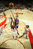 スクープショットを狙うサンズのゴーダン・ギリチェック（%%Gordan Giricek%%、中央）。(c)AFP/Getty Images/NBAE/Bill Baptist