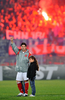 サッカー元チリ代表のマルセロ・サラス（%%Marcelo Salas%%）の引退記念試合が2日、サンティアゴ（Santiago）の国立スタジアム（Estadio Nacional de Chile）で開催された。エル・マタドール（El Matador、闘牛士）と呼ばれるサラスは、そのキャリアにおいて250得点近くを記録している。写真は娘を連れてファンの声援に応えるマルセロ・サラス。（2009年6月2日撮影）(c)AFP/MARTIN BERNETTI