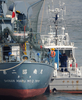 日本の調査捕鯨船団の監視船「第2昭南丸（Shonan Maru II）」（左）から海上保安庁の「ゆめかぜ」に引き渡されるシー・シェパードの超高速抗議船アディ・ギル（Ady Gil）号船長のピーター・ベスーン（Peter Bethune）容疑者（青いシートの中）。（2010年3月12日撮影）(c)AFP/TOSHIFUMI KITAMURA