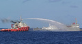 南シナ海（South China Sea）でベトナムの船艇に放水する中国海警局船（左、2014年5月2日撮影、同7日提供）。(c)AFP/VIETNAMESE FOREIGN MINISTRY