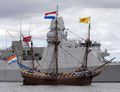 1609年に英国人探検家ヘンリー・ハドソン（Henry Hudson）が、オランダ船「ハーフ・ムーン（Half Moon）」号で現在の米ニューヨーク（New York）州ニューヨーク湾（New York Harbor）に到達してから400年を記念する行事のひとつとして、現地で米蘭友好式典が催された。
写真は、ニューヨーク湾でオランダ海軍フリゲート艦「HNMLS Tromp」の前を航行するハーフ・ムーン号の復元船（2009年9月13日撮影）。(c)AFP/DON EMMERT