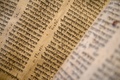 米ニューヨークの競売大手サザビーズに展示された、最古のヘブライ語聖書とされる「サスーン写本」（2023年2月15日撮影）。(c)Ed JONES / AFP
