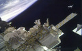 国際宇宙ステーション（ISS）と船外活動中の米国人宇宙飛行士。米航空宇宙局（NASA）が公開（2018年6月14日撮影）。(c)AFP PHOTO / NASA TV/HANDOUT