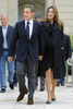フランス・パリ（Paris）のエリゼ宮（Elysee Palace）を歩くニコラ・サルコジ（Nicolas Sarkozy）仏大統領とカーラ夫人（2011年9月17日撮影）。(c)AFP/JACQUES BRINON
