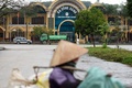 中国と国境を接するベトナム北部ランソン省ドンダンの鉄道駅前を歩く女性（2019年2月23日撮影）。(c)Nhac NGUYEN / AFP