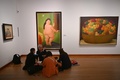 コロンビア・ボゴタのボテロ美術館に展示された同国出身の芸術家、フェルナンド・ボテロ氏の作品の前に座る人（2023年9月15日撮影）。(c)Juan BARRETO / AFP