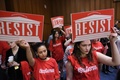 米首都ワシントンで、ニール・ゴーサッチ氏の連邦最高裁判事指名に反対する民主党議員らが開いた記者会見でプラカードを掲げる活動家ら（2017年4月6日撮影）。(c)AFP/MANDEL NGAN