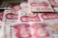 中国の100元紙幣（2017年2月9日撮影、資料写真）。(c)Fred DUFOUR / AFP