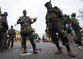 中央アフリカ首都バンギ（Bangui）の大統領府のそばでポーズをとる反政府勢力セレカ（Seleka）の少年兵（2013年3月25日撮影）。(c)AFP/SIA KAMBOU