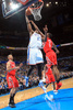 13-14NBA、オクラホマシティ・サンダー（Oklahoma City Thunder）対ヒューストン・ロケッツ（Houston Rockets）。ヒューストン・ロケッツのテレンス・ジョーンズ（Terrence Jones、右）のブロックの上からダンクシュートを決めるオクラホマシティ・サンダーのセルジ・イバカ（Serge Ibaka、中央、2013年12月29日撮影）。(c)AFP/Getty Images/NBAE/Layne Murdoch