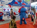 中国国際旅游交易会の日本政府観光局ブースで、大阪・関西万博のマスコット「ミャクミャク」の目の数を問うクイズを出すスタッフ（2024年11月22日撮影）。(c)Xinhua News