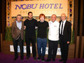 米ラスベガス（Las Vegas）で開催された「ノブ・ホテル シーザーズ・パレス（Nobu Hotel Caesars Palace）」のグランドオープニングパーティに出席した（左から）俳優のロバート・デ・ニーロ（Robert De Niro）、イリュージョニストのDavid Blaine、シンガー・ソングライターのエド・シーラン（Ed Sheeran）、シェフの松久信幸（Nobu Matsuhisa）、Meir Teper（2013年4月29日撮影）。(c)AFP/Getty Images/Ethan Miller