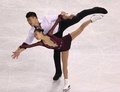 14-15フィギュアスケートグランプリ（GP）シリーズ開幕戦スケート・アメリカ（Skate America 2014）、ペア・フリースケーティング（FS）。演技に臨む彭程（Cheng Peng、チェン・ペン）/張昊（Zhang Hao、ツァン・ハオ）組（2014年10月26日撮影）。(c)AFP/Getty Images/Jonathan Daniel