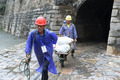 寿県古城の賓陽門で土のうを運ぶ作業員（2020年7月18日撮影）。(c)Xinhua News