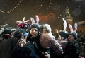 ロシア・モスクワの赤の広場（Red Square）に集まり、新年の到来を祝う人びと（2011年1月1日撮影）。(c)AFP/DMITRY KOSTYUKOV